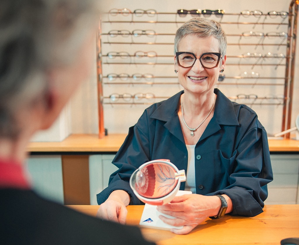 Erklärung des Netzhautscreenings mit Augenmodell bei Top Optik Stuttgart