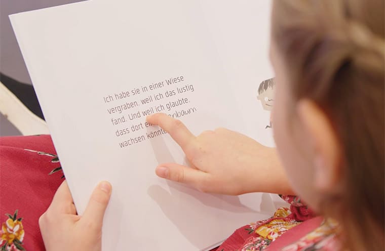 Mädchen liest im Kinderbuch