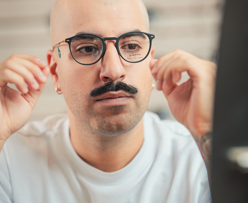 Anprobe einer Brett Eyewear Brille im Optikfachgeschäft Top Optik Stuttgart