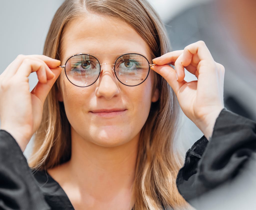 Junge Frau mit Damenbrille von Colibris