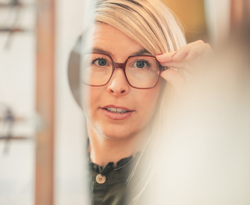 Frau probiert eine Fernbrille bei Top Optik Stuttgart an, individuelle Anpassung der Brille