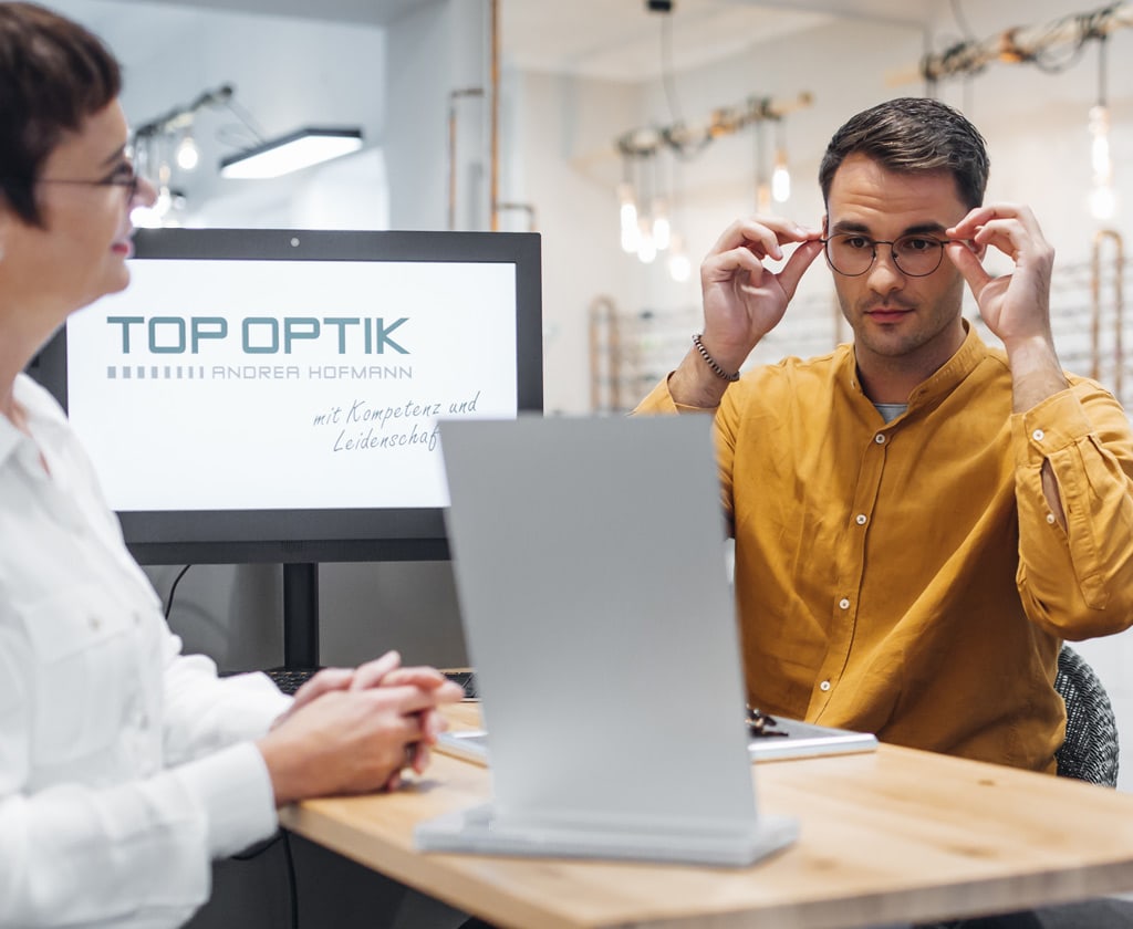 Mann trägt eine Brille mit biometrischen Gleitsichtgläsern