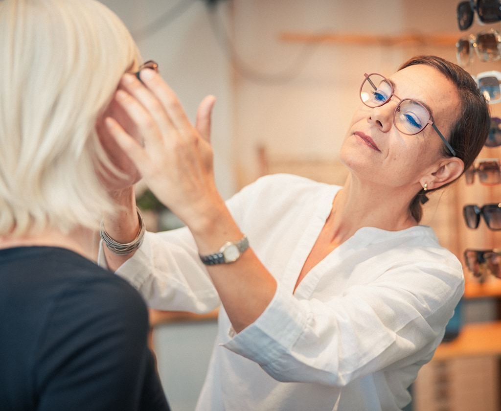 Individuelle Brillenanpassung und kompetente Beratung bei Top Optik Stuttgart