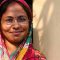Frau in Indien trägt eine EinDollarBrille