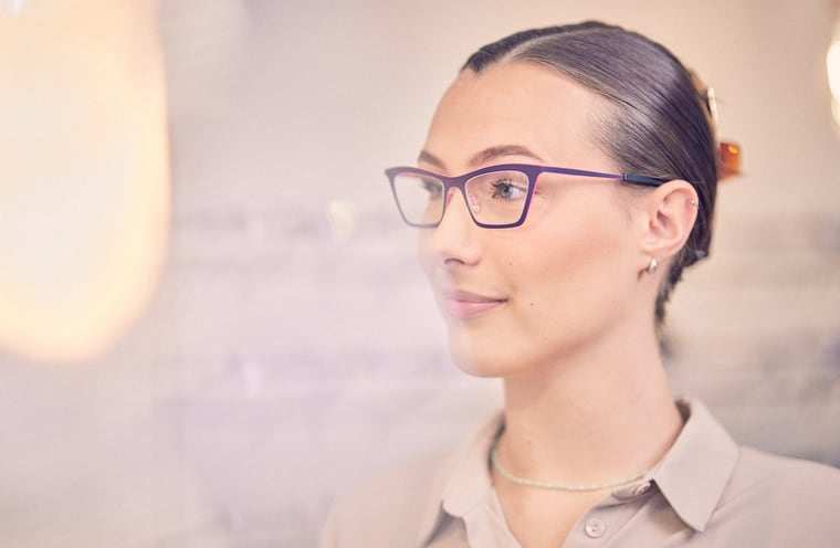 Damenbrille beim Optiker anprobieren