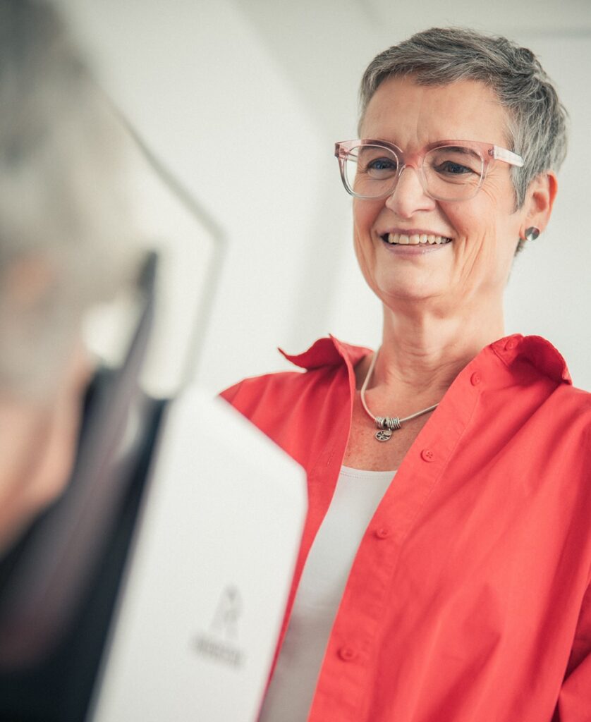 Durchführung eines Sehtests und einer Augenprüfung beiTOP OPTIK Stuttgart