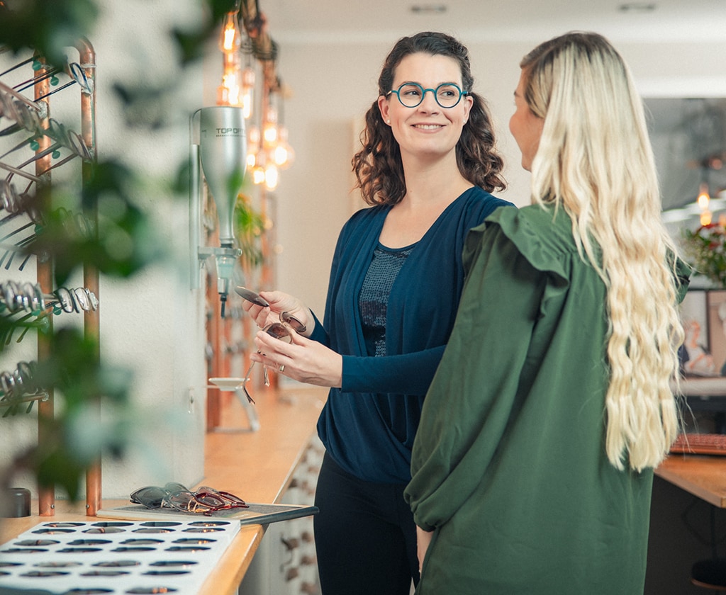 Anprobe von Sonnenbrillen bei Top Optik Stuttgart, persönliche Beratung im Fachgeschäft