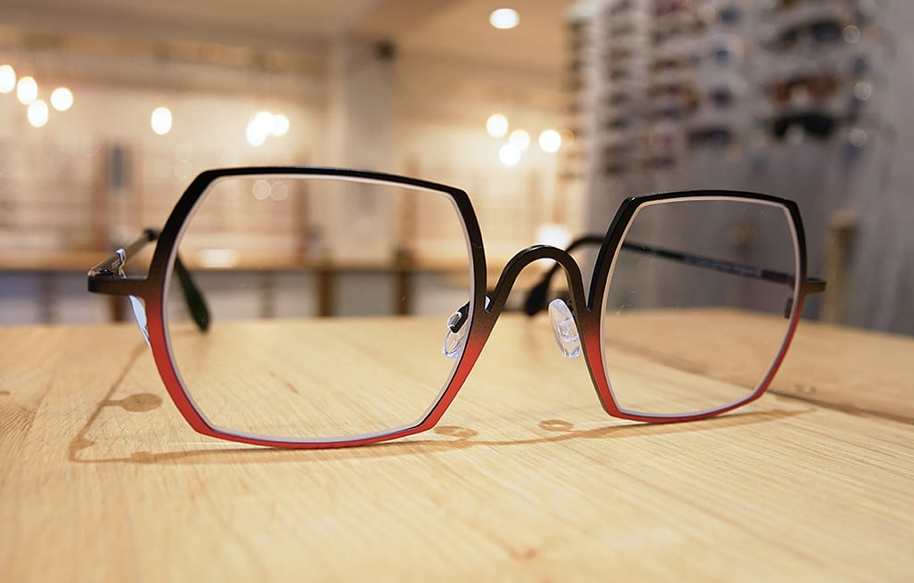 THEO Eyewear aktuelle Kollektion: Brillenfassung schwarz-rot