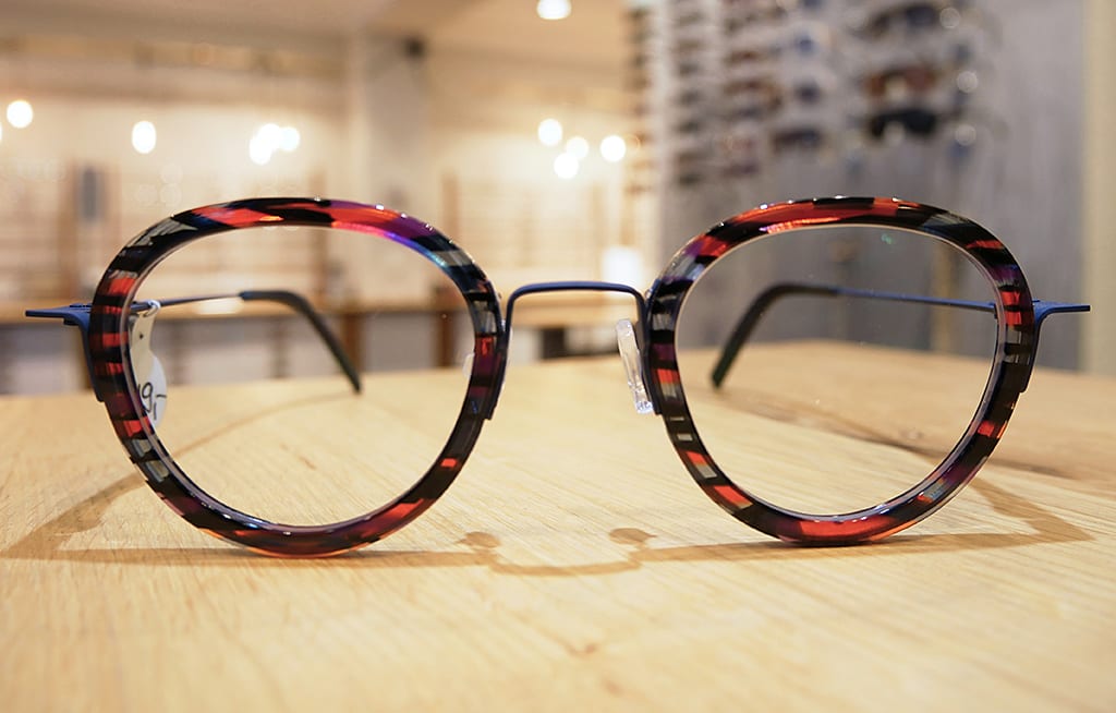 THEO Eyewear aktuelle Kollektion: Brillenfassung mit Farbmuster