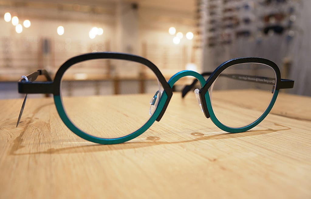 THEO Eyewear aktuelle Kollektion: Brillenfassung schwarz-türkis