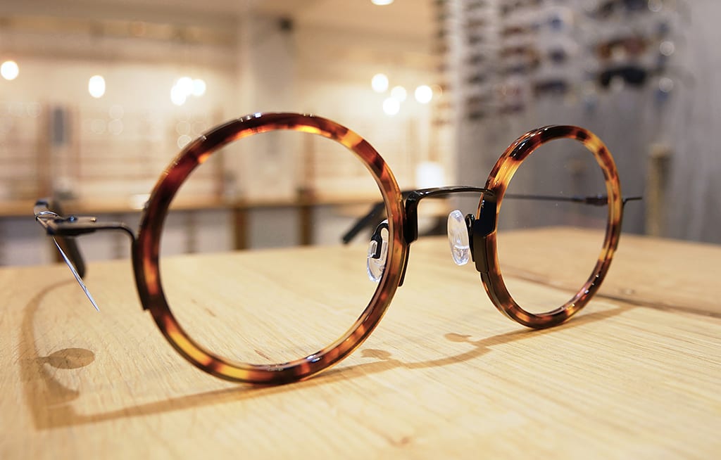 THEO Eyewear aktuelle Kollektion: Brillenfassung mit Leoparden-Muster