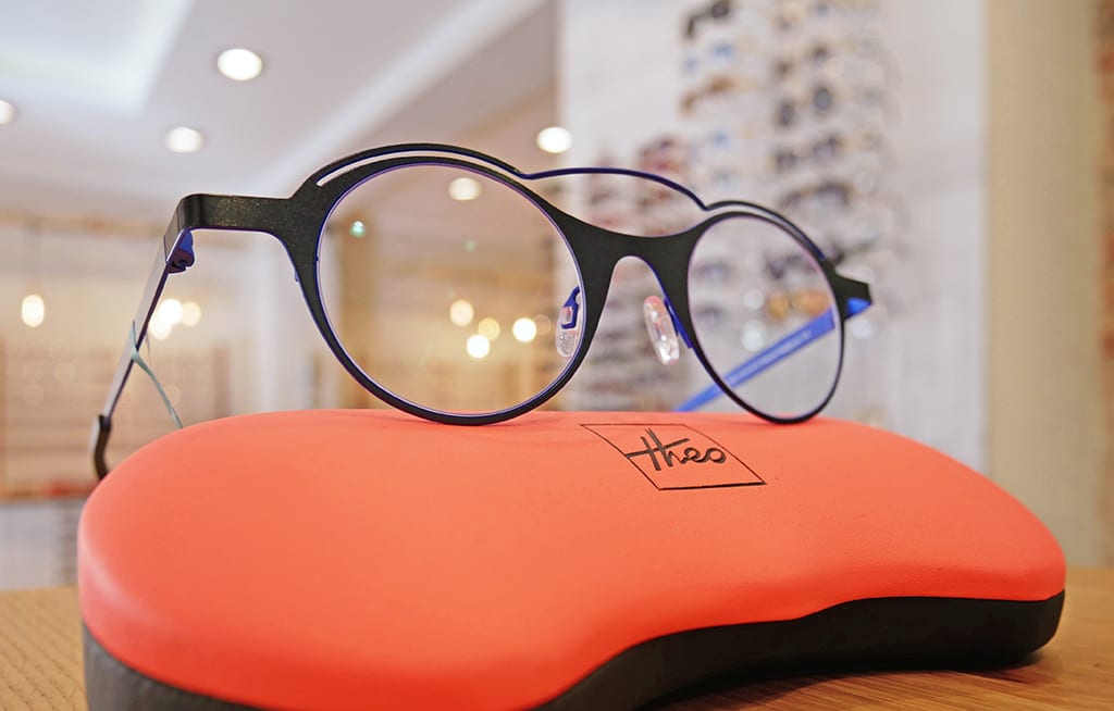 THEO Eyewear aktuelle Kollektion: Brillenfassung schwarz-blau