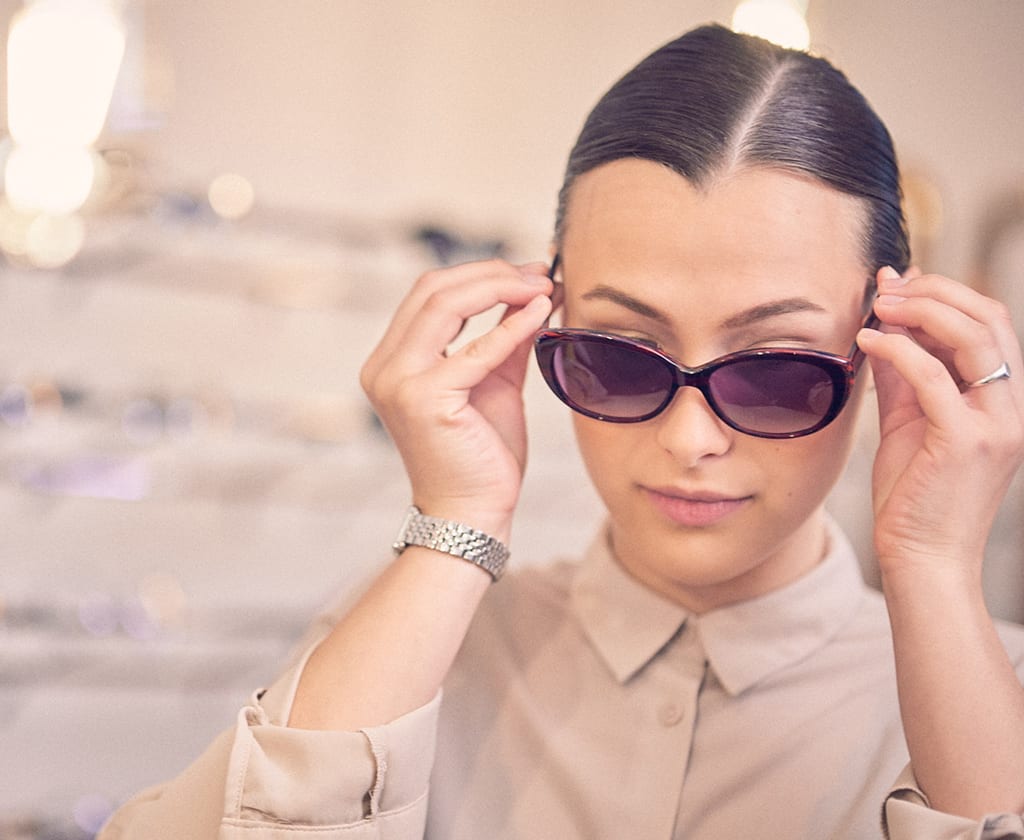 Frau mit trendiger Damen-Sonnenbrille